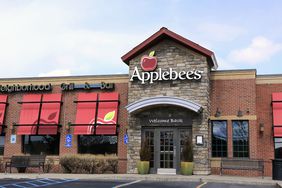 Applebee's Exterior, entrance with signage 