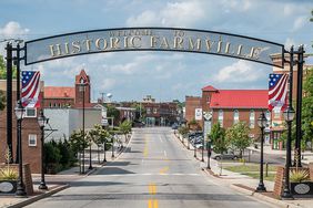 Welcome to Historic Farmville Sign into town