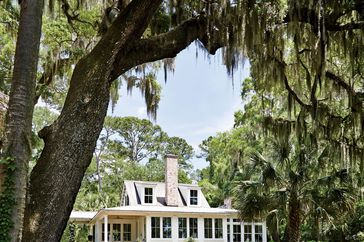 On the shaded shore of Spring Island (a former cotton plantation) where the winding Colleton River empties into the Atlantic. “We knew the relationship to the water was the most important element,” says architectural designer James Strickland.